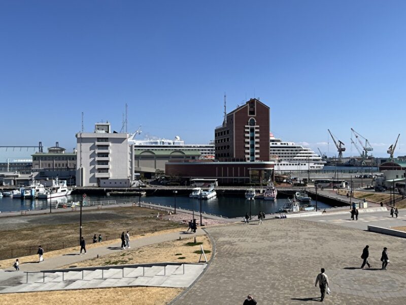 日の出埠頭と豪華客船